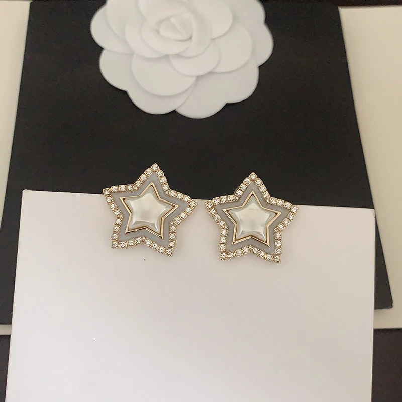 Top European and American s white pearl pentagonal earrings brooch sets womens top jewelry trends 241107