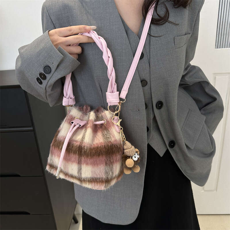 Bag for women in early spring 2024, new casual crossbody fashionable and simple single shoulder bag, personalized bucket bag