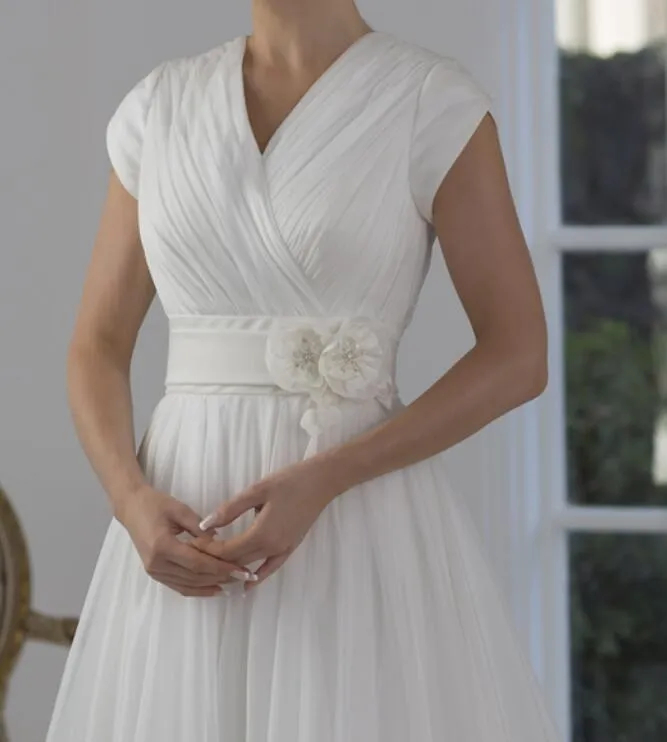 Pleats Chiffon A Line Wedding Dresses V-Neck Short Sleeves Long Beach Bridal Gown Hand Made Flowers Sash Empire Waist Simple White Ivory Bride Dress