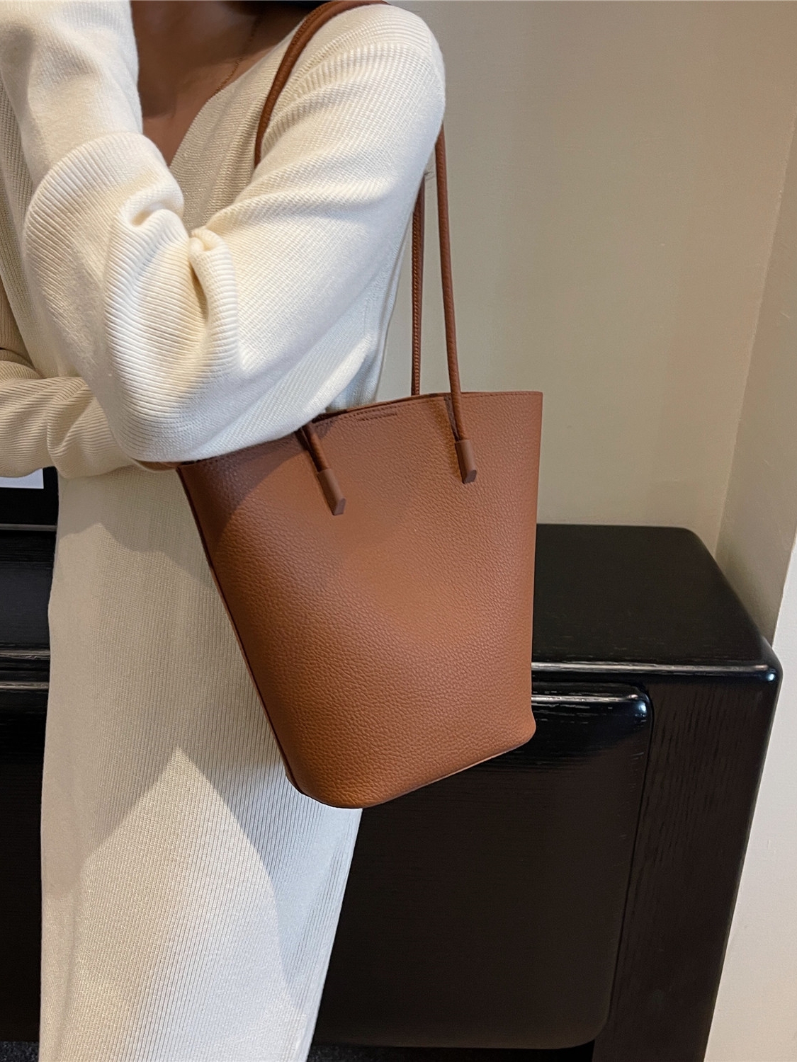 Senior Texture Handbag For Women 2024 New All-Match Single Shoulder Bucket Shopping Basket Commuter Tote Bag Fashion Pure Color