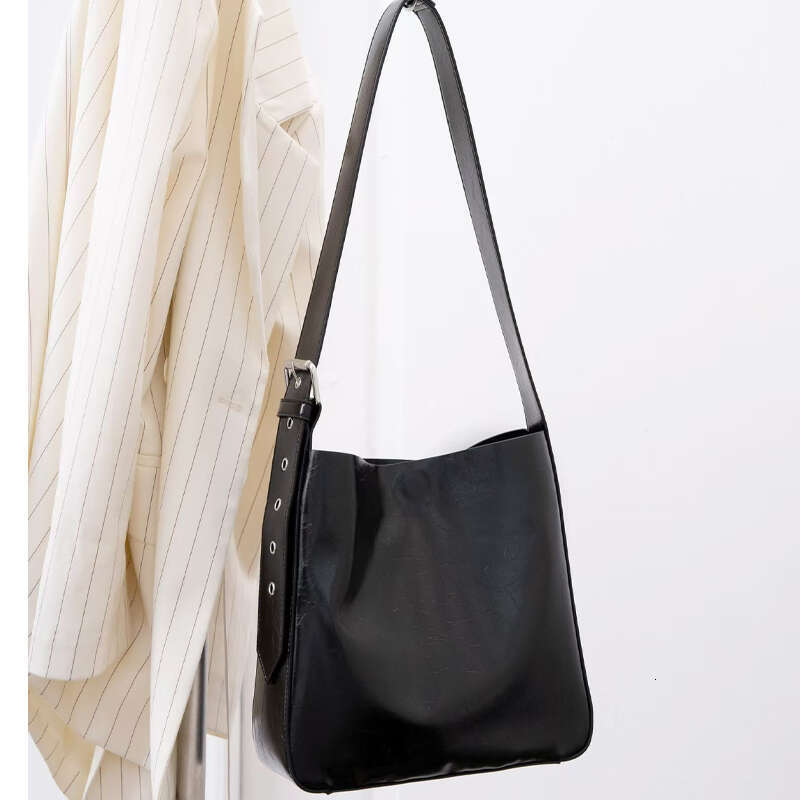 OLOEY Wide Strap Bucket Genuine Cowhide Leather High Quality Leisure Style Inner Bag Inside Big Capacity Factory Provider