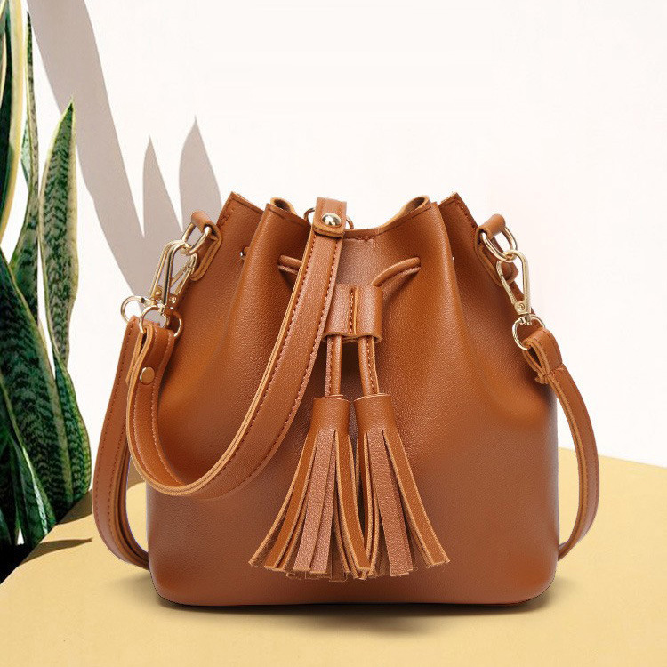 New Fashion PU Leather Tassel Drawstring Crossbody Kwastje Emmer Handtas Women Solid Color Shoulder Bag Small Tote Bag