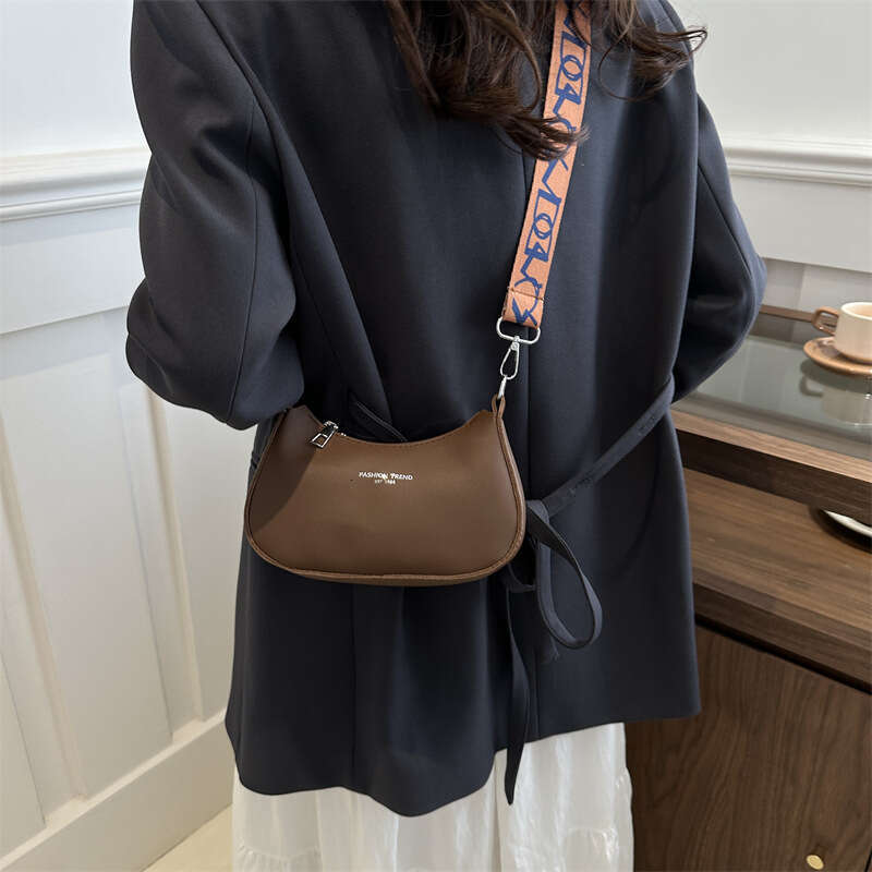 Spring 2024 New Fashion Women's One Shoulder Underarm Simple and Casual Western Style Crossbody Small Square Bag