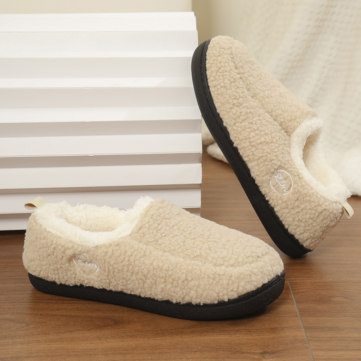 Men's and Women's Warm and Thick Cotton Slippers.