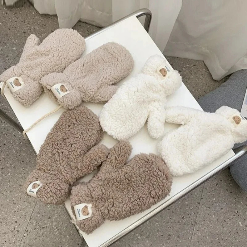 Kavay Plush Bear Winter Sticker Label Gloves Womens Casual Outdoor Riding Gloves Thick Warm Gloves 241107