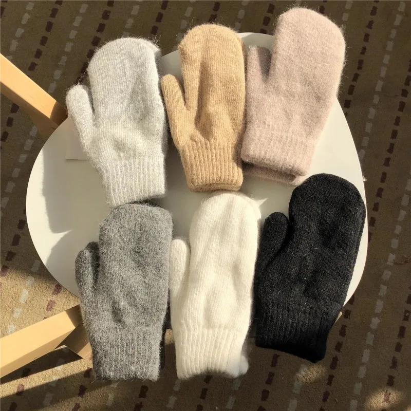 Autumn and winter Korean casual gloves are super soft retro plush thick warm knitted windproof fashionable fur gloves for cycling 241107