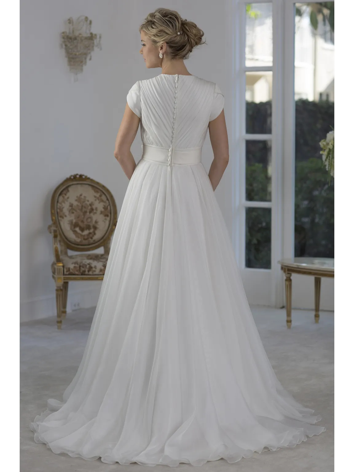 Pleats Chiffon A Line Wedding Dresses V-Neck Short Sleeves Long Beach Bridal Gown Hand Made Flowers Sash Empire Waist Simple White Ivory Bride Dress