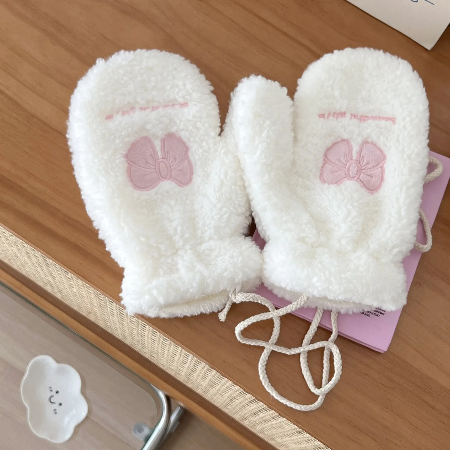 Ladies winter gloves Korean pink butterfly cotton gloves warm and windproof embroidered gloves 241107