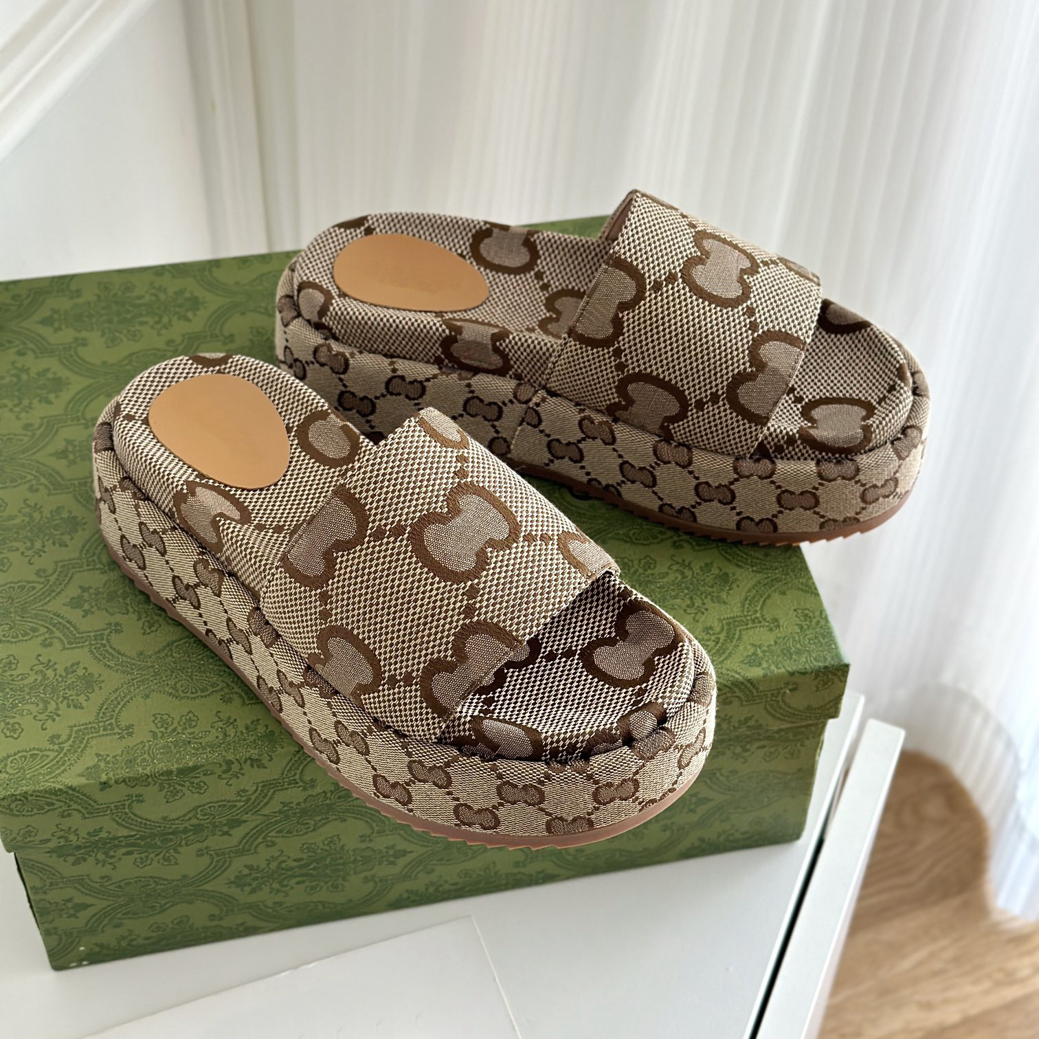 Femmes 2023 Pantoufles de mode Brodées Toile Designer Diapositives Slip sur les filles 60mm Pantoufle couverte Sandales à plateforme Taille 35-45