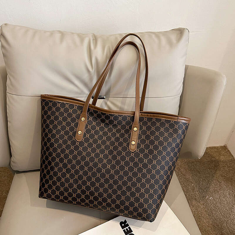 Simple and stylish for women's 2023 winter new trendy tote bag, commuting large capacity portable shoulder bag