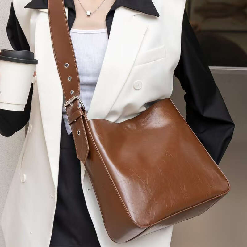 OLOEY Wide Strap Bucket Genuine Cowhide Leather High Quality Leisure Style Inner Bag Inside Big Capacity Factory Provider