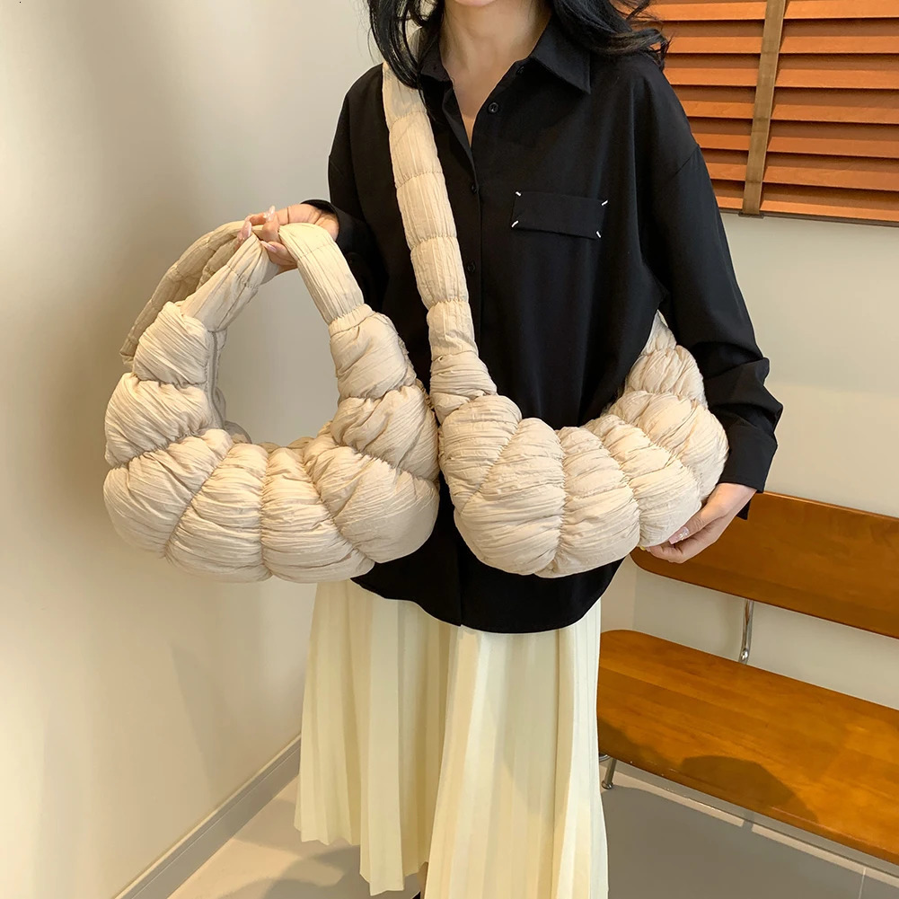 Bedding womens shoulder bag pleated cloud fashion garbage bag cotton pad solid handbag large capacity inflatable cross bag 241106