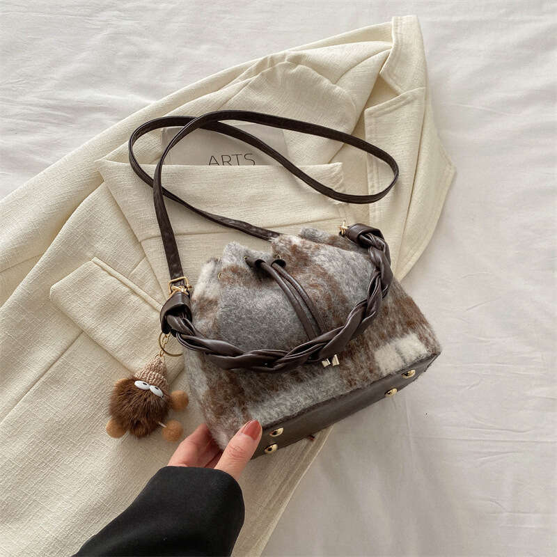 Bag for women in early spring 2024, new casual crossbody fashionable and simple single shoulder bag, personalized bucket bag