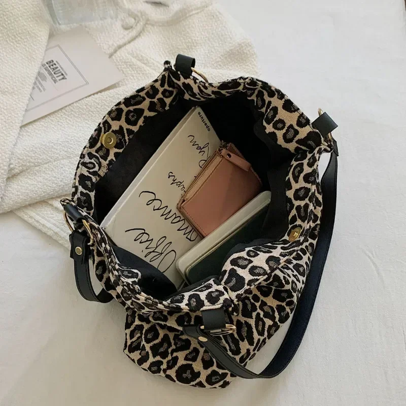 New Fashion Tote Bags Shopping and Travel Canvas Bags New Women Popular Handbags Large Capacity Leopard Shoulder Bags
