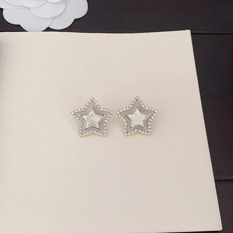 Top European and American s white pearl pentagonal earrings brooch sets womens top jewelry trends 241107