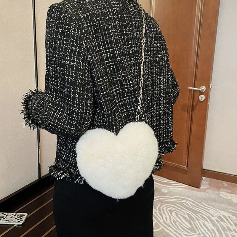 Fashionable womens heart-shaped handbag cute faux fur horizontal bag womens soft fur chain shoulder bag shopping bag 241107