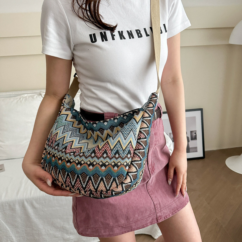 New w Large Capacity Casual Lightweight Embroidered Bag Ladies Fashionable Street One Shoulder Package