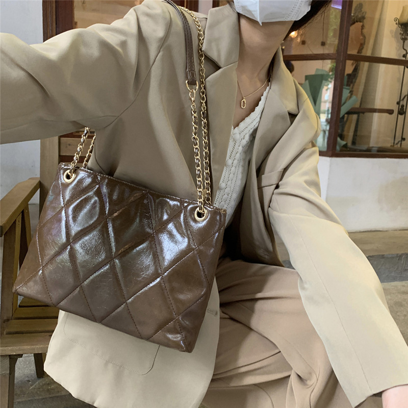 2024 Niche Large Capacity Tote Bag Chic Chain Single Shoulder Underarm Commuting Pack Women's Shopping Travel Crossbody Handbags