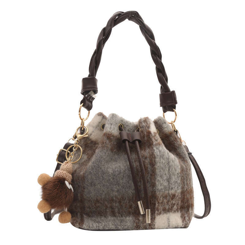 Bag for women in early spring 2024, new casual crossbody fashionable and simple single shoulder bag, personalized bucket bag