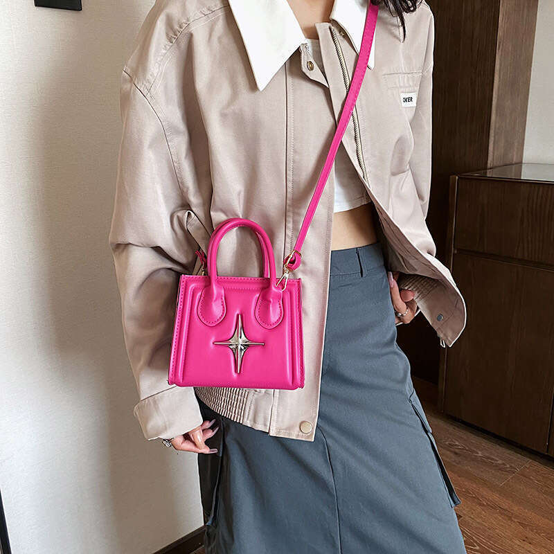 This year's trendy women's commuting leisure handbag 2023 autumn simple and stylish single shoulder crossbody small square bag