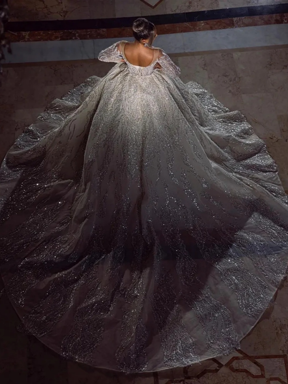 Luxury Sweetheart Neck Ball Gown Sequins Beaded Appliques Wedding Dress Customized Long Sleeve Big Sweep Train Bridal Dresses