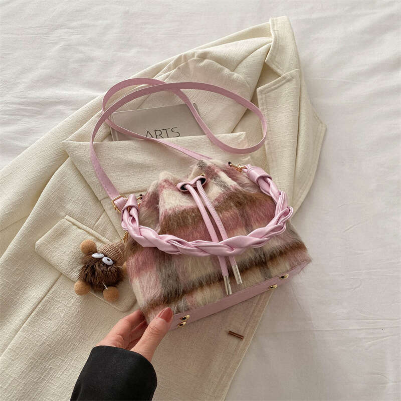 Bag for women in early spring 2024, new casual crossbody fashionable and simple single shoulder bag, personalized bucket bag