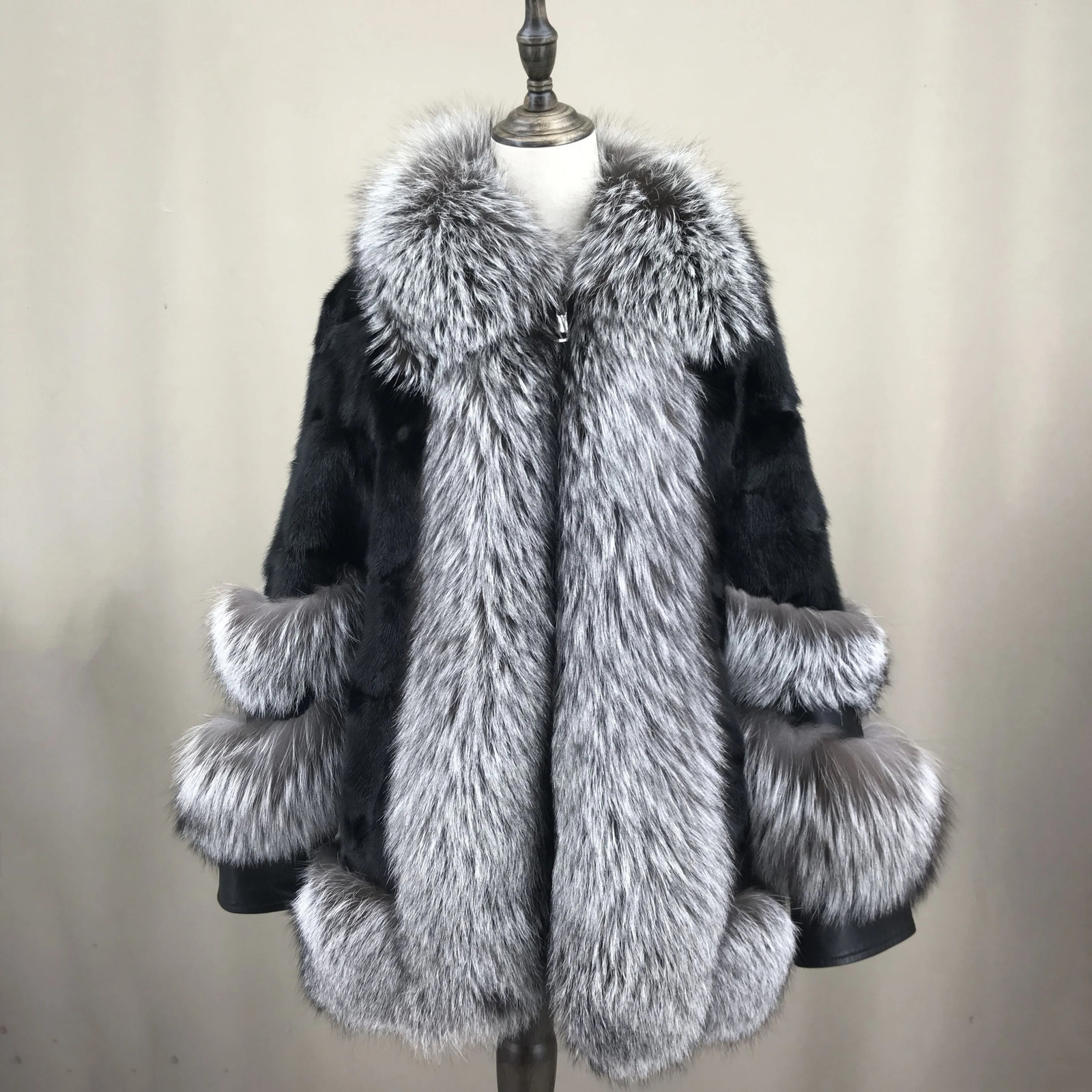 Natural mink coat with silver fox collar suitable for women front cuffs elegant fur beautiful and fashionable style autumn and winter 241107