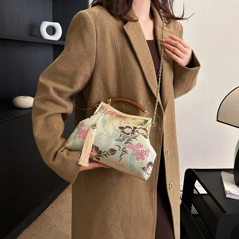 Womens retro lock shell clip flower fringe cross body bag er chain shoulder bag beige gold pink handbag and wallet 241107