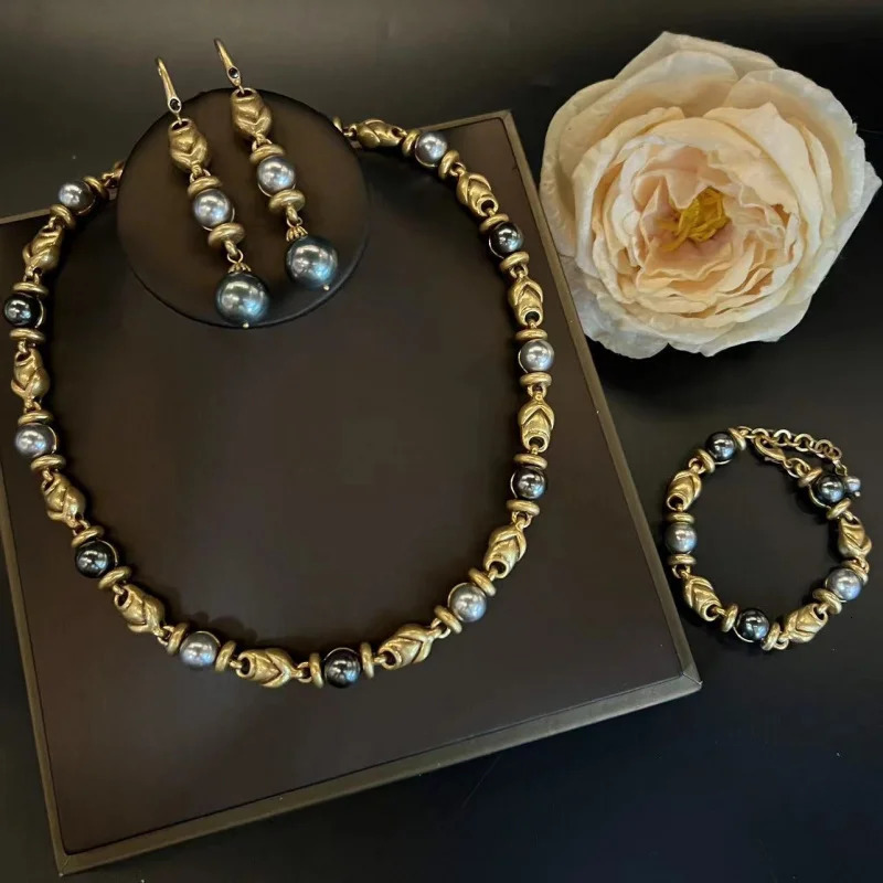 Vintage style gold-plated embossed fashionable necklace bracelet high-end classic pearl earring set 241106