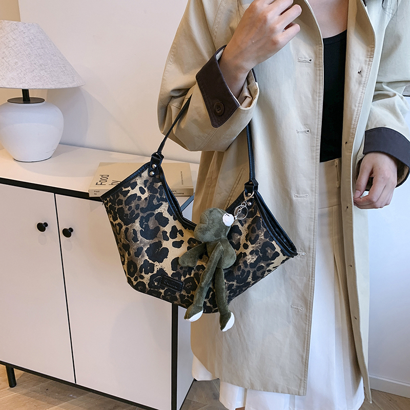 Shoulder Bag for Women Leopard Handbag PU Leather Large Capacity Trendy Tote Bag for Commuting Travel