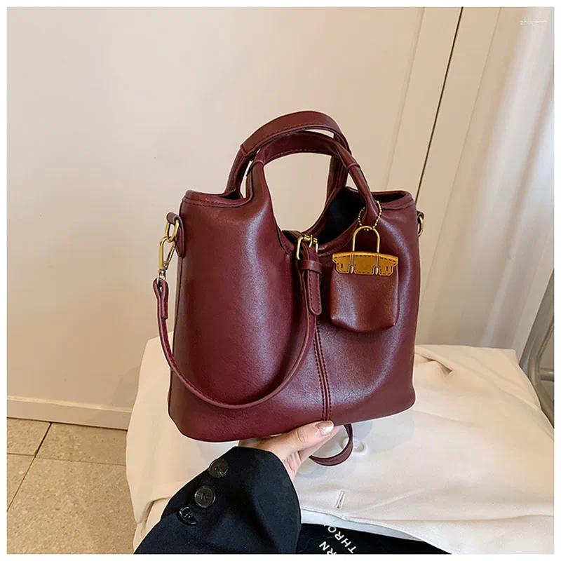 Shoulder Bags Vintage Burgundy Large Capacity Messenger Bag 2024 Womens Designer Unique Simple Commuter Classroom Tote