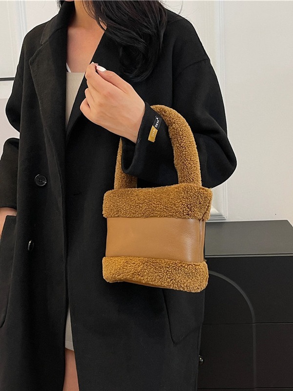 Hairy for women 2024 new autumn and winter plush water bucket niche design fashionable handheld cute handbag