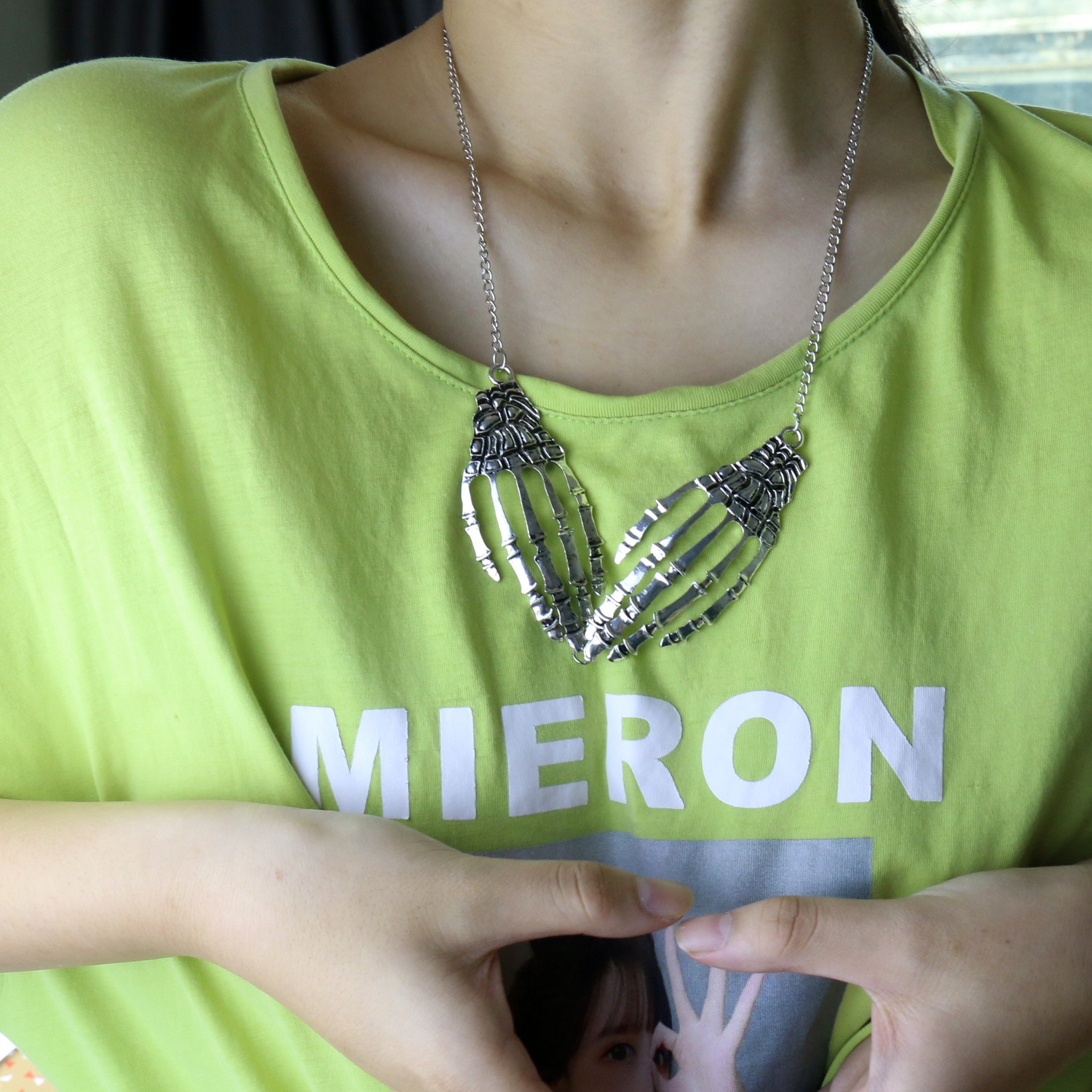 Hot Selling Halloween Skeleton Claw Necklace in Europe and America Cross Border Retro Exaggerated Punk Metal Accessories and Accessories