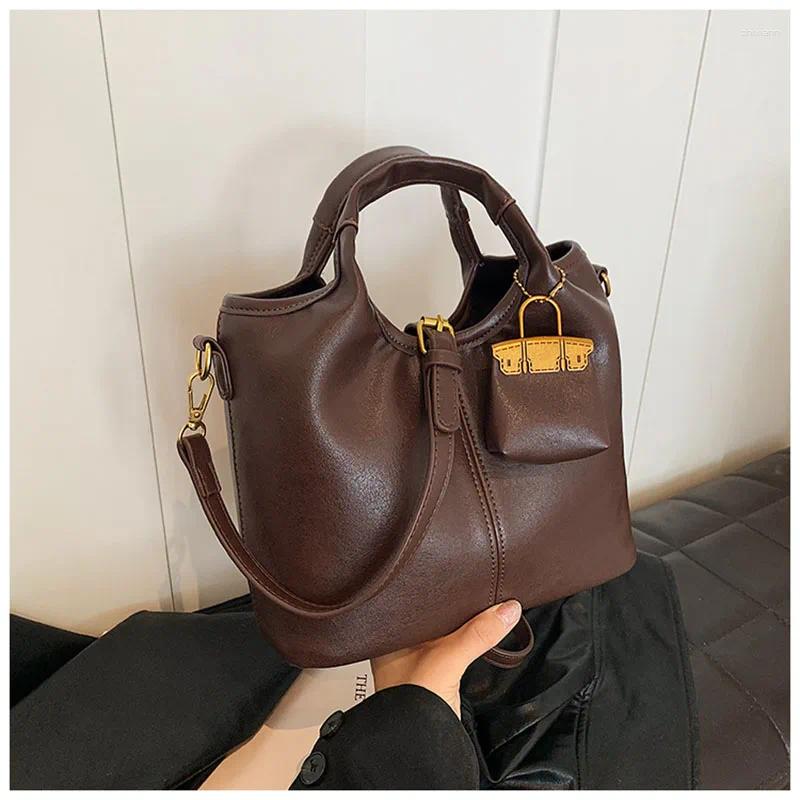 Shoulder Bags Vintage Burgundy Large Capacity Messenger Bag 2024 Womens Designer Unique Simple Commuter Classroom Tote