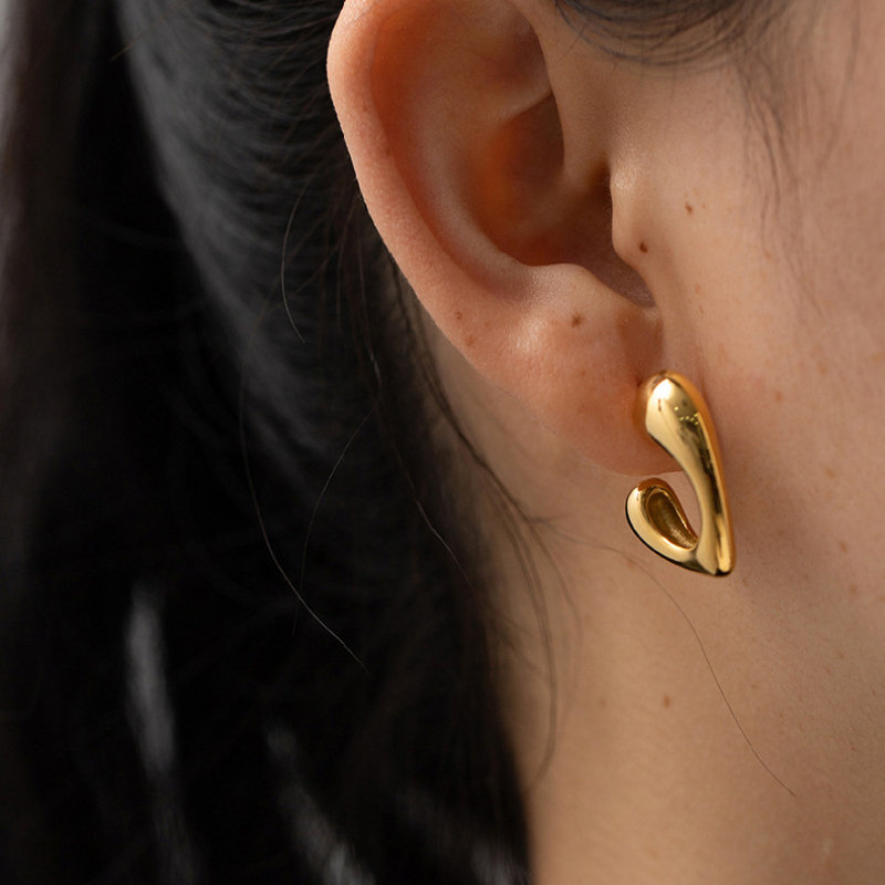 Heart Shaped Stainless Steel Earrings for Women Light Luxury High-end Feeling Temperament and Non Fading Wholesale
