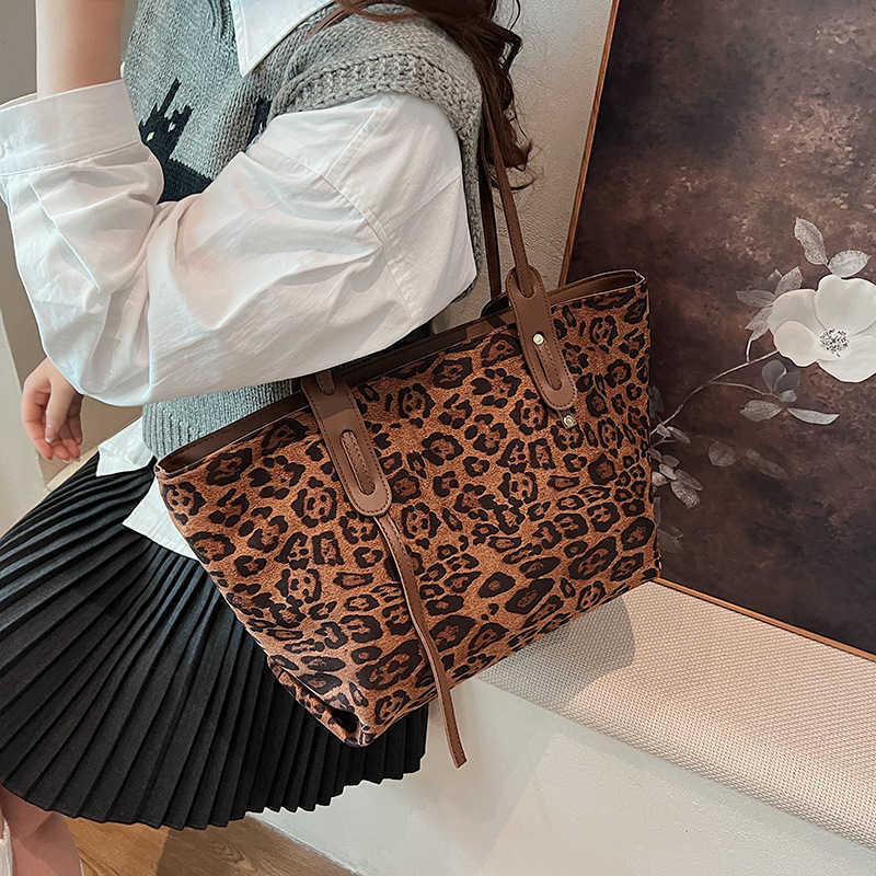 2024 New Autumn/Winter Large Capacity Commuter Shoulder Bag with Advanced Sense Underarm Bag, Fashion Leopard Pattern Tote Bag for Women