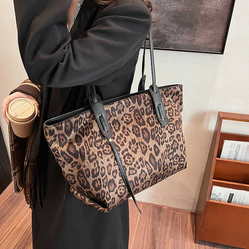 2024 New Autumn/Winter Large Capacity Commuter Shoulder Bag with Advanced Sense Underarm Bag, Fashion Leopard Pattern Tote Bag for Women