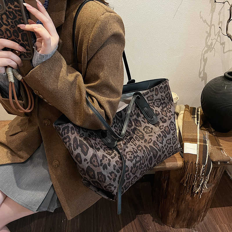 2024 New Autumn/Winter Large Capacity Commuter Shoulder Bag with Advanced Sense Underarm Bag, Fashion Leopard Pattern Tote Bag for Women