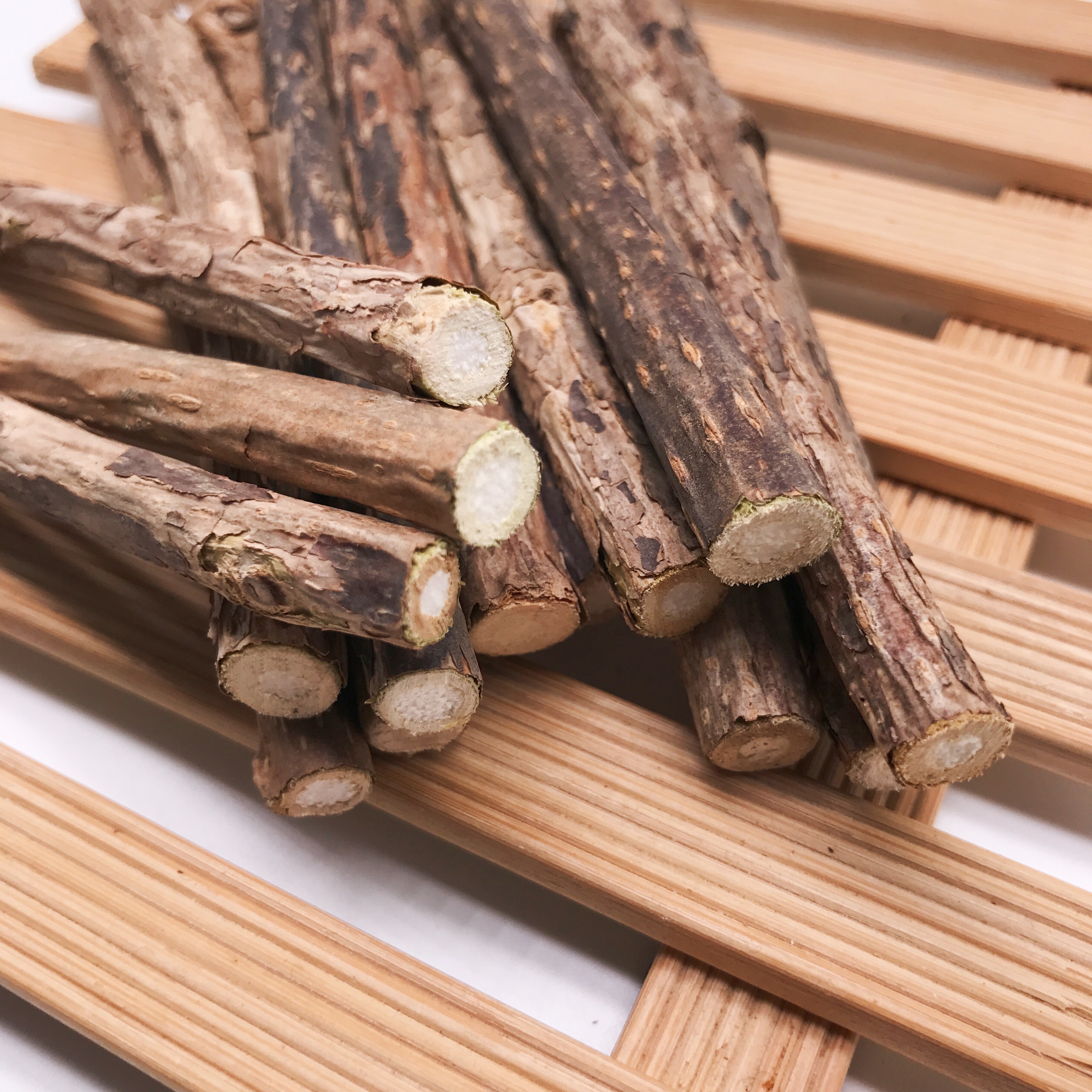 YHC08 Mu tian liao OEM wholesale dia 0.7-0.9cm cat chew silvervine sticks Natural Pet Toys Actinidia Polygama Stick