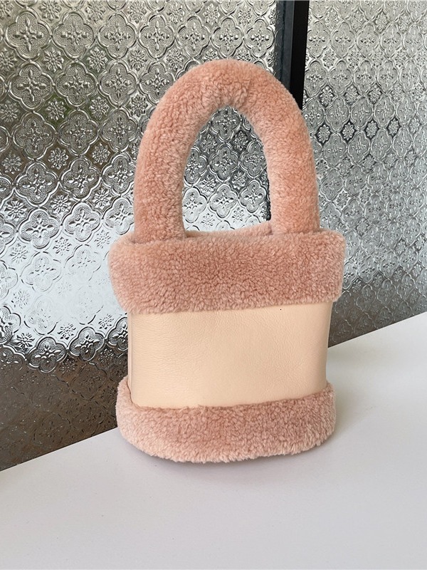 Hairy for women 2024 new autumn and winter plush water bucket niche design fashionable handheld cute handbag