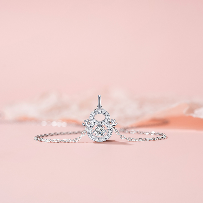 Elegant Snowman-Inspired Christmas Necklace for Women Featuring a Moving Heart Pendant