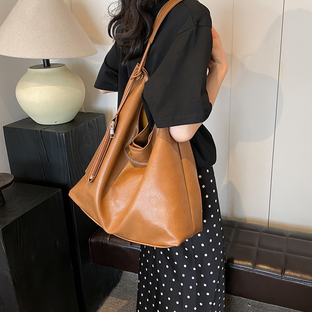 Women Fashion Shoulder Bag PU Leather Chic Tote Handbag Large Capacity Casual Shoulder Handbag Leisure Bag with Matching Clutch