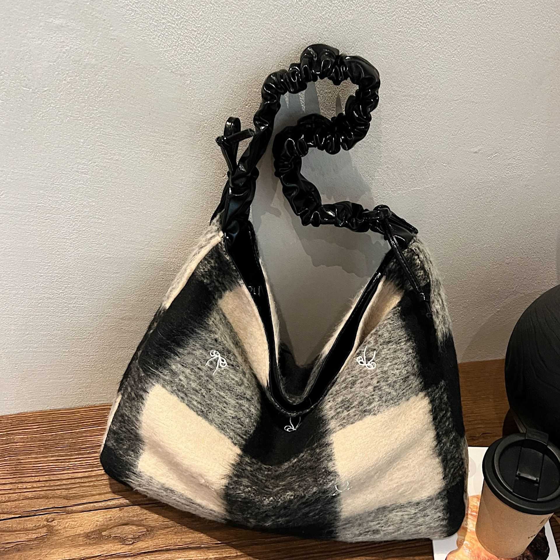 Color blocking checkered large bag for women 2024 new popular woolen shoulder bag, large capacity commuting crossbody bag, bucket bag