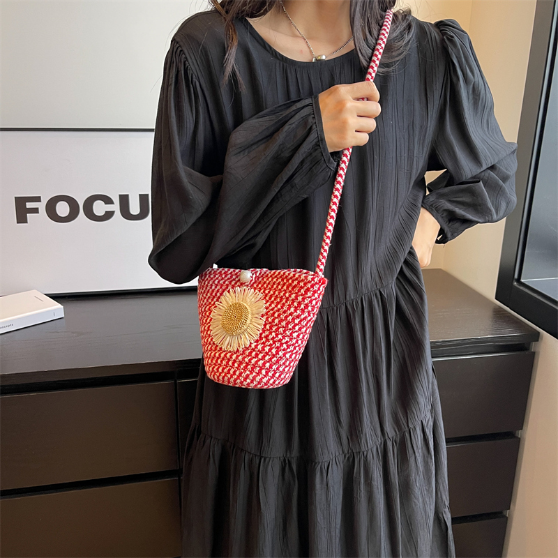 Women Bucket Bag Flower Straw Summer Beach Bag Casual Small Crossbody Bag Knitted for Travel Vacation