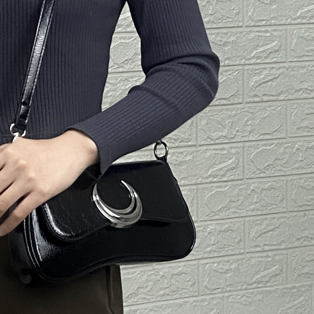 Y2k Cool Girls Black Shoulder Bags Moon Locking Buckle Women's Chain Underarm Bag PU Leather Saddle Bags Small Purse Handbags