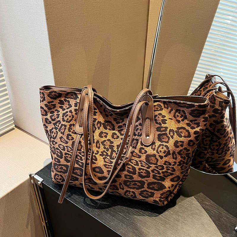 2024 New Autumn/Winter Large Capacity Commuter Shoulder Bag with Advanced Sense Underarm Bag, Fashion Leopard Pattern Tote Bag for Women