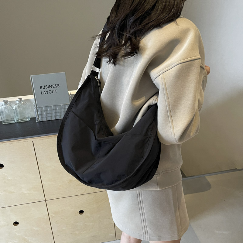 Crossbody Bag for Women Adjustable Strap Crescent Bag Nylon Zipper Closure Dumpling Bag Hobo Bag for Work Travel