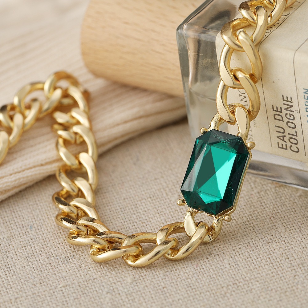 European and American Retro Niche Necklace Design Light Luxury Emerald Collarbone Chain Simple Metal Cuban Chain Gemstone Necklace