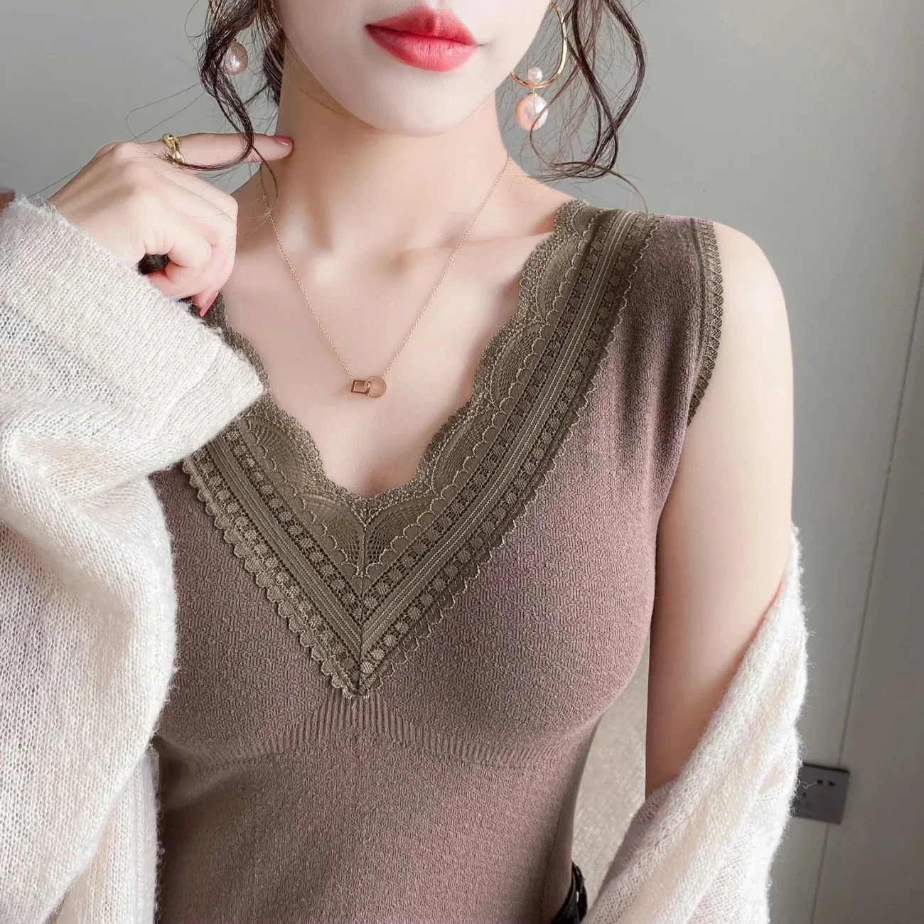 underwear warm body top vest sexy winter clothing womens sleeveless ultra-thin seamless V-neck lace side solid inner garment 241106