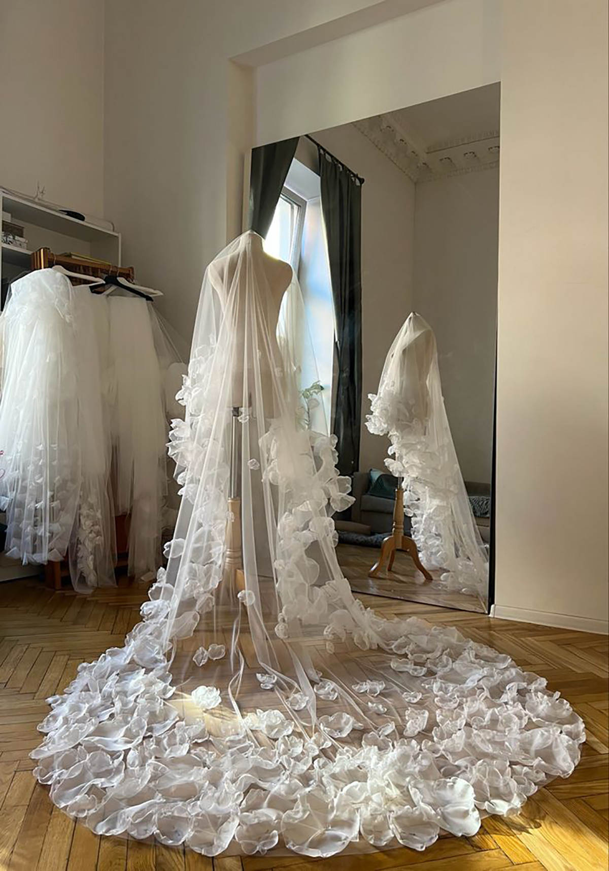 Romantic Wedding Veils 3D Handmade Petal Two Layer Cathedral Length Bride Veil Customized Applique Edge Bridal Accessories